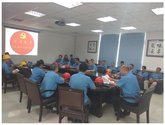 煤專(zhuān)公司舉行全體黨員安全帽貼黨徽儀式